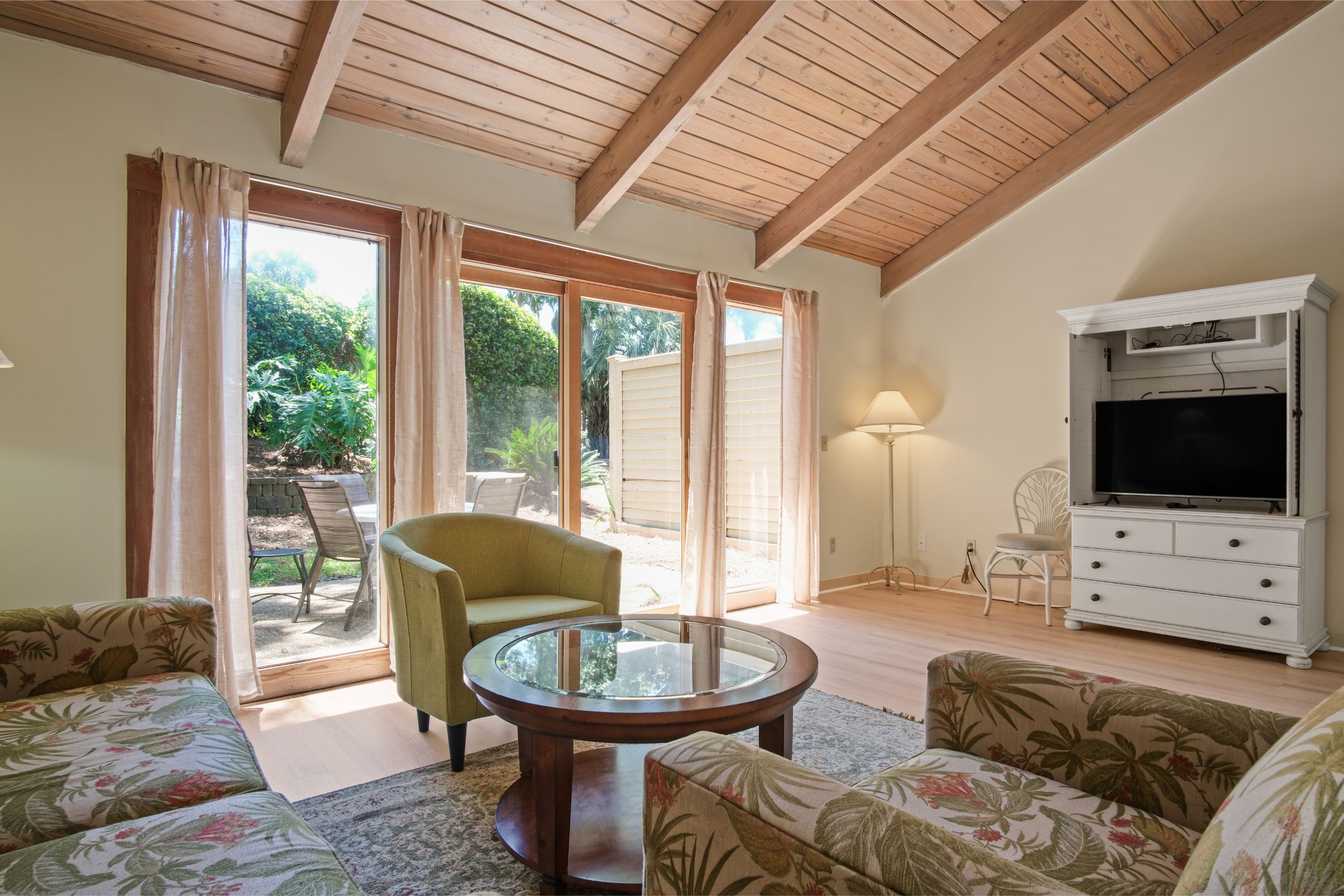 211 Twin Oaks is one of the beautiful properties available for rent/sale by Hilton Head Timeshares.